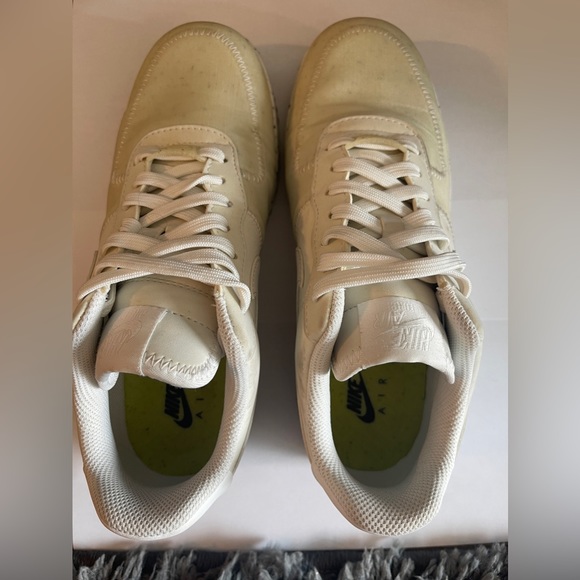 Woman size 7 nikes - Picture 2 of 4